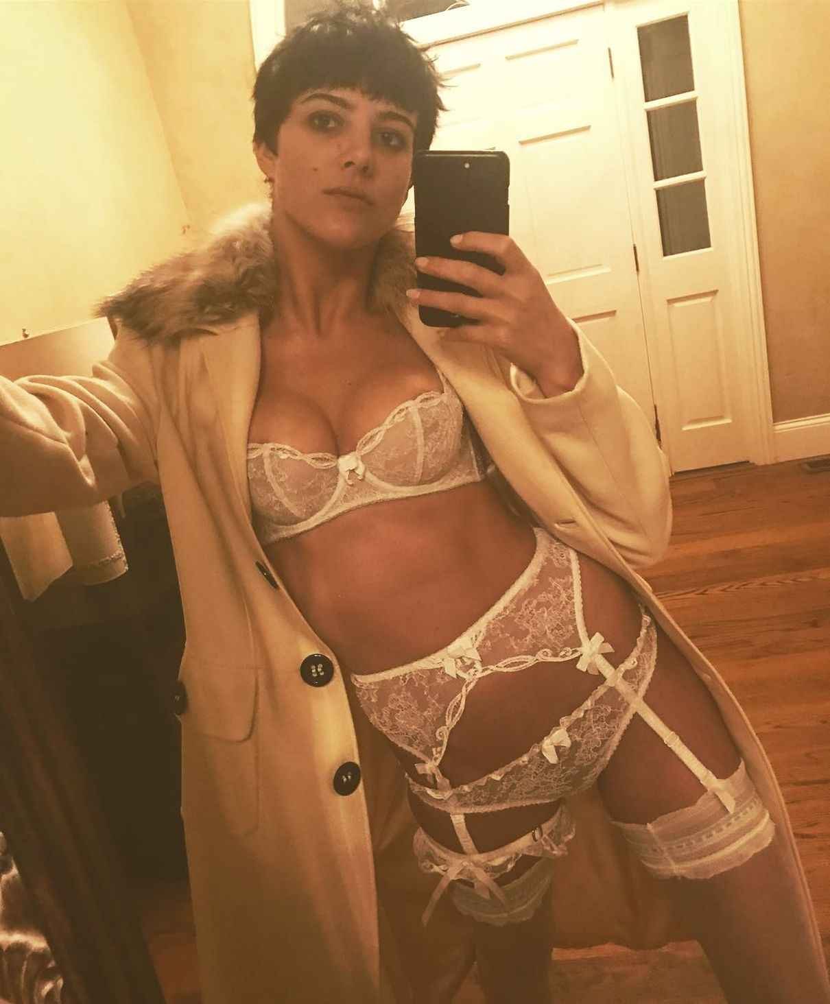 Eliza Cummings en lingerie transparente