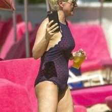Emma Forbes en maillot de bain à La Barbade