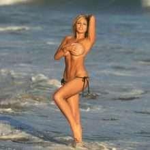 Francesca Larrain seins nus pour 138 Water