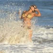 Francesca Larrain seins nus pour 138 Water
