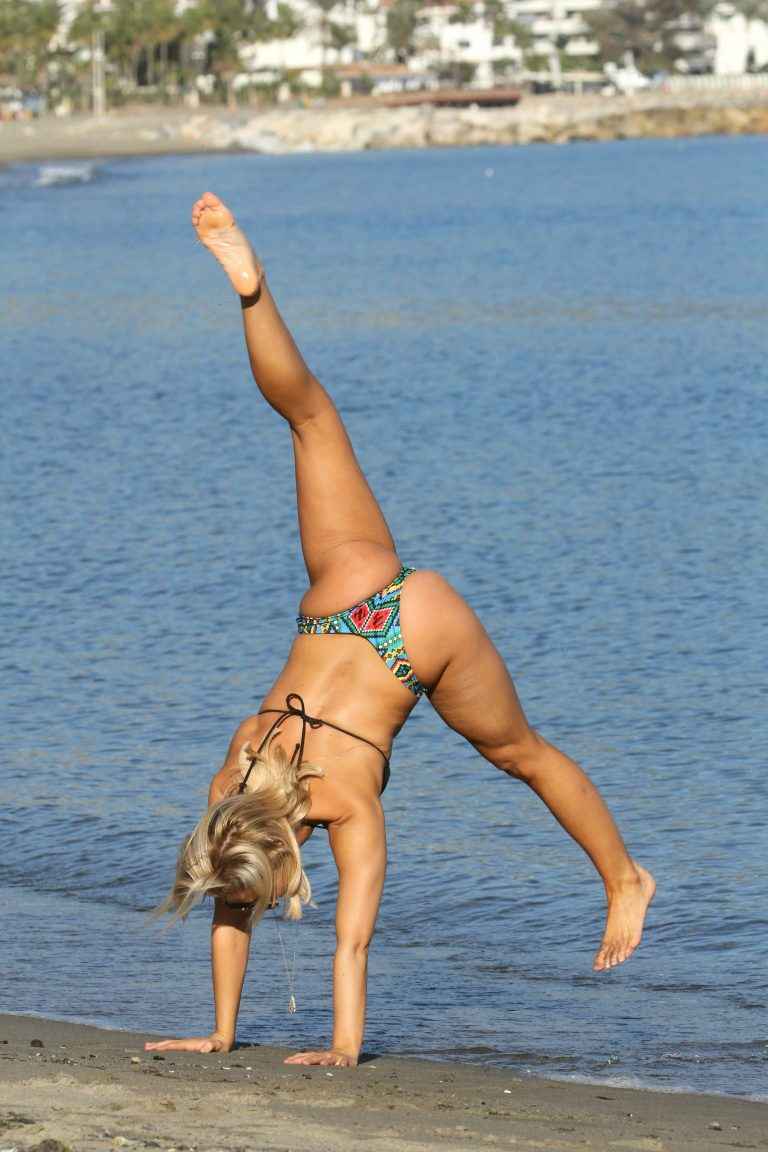 Gabby Allen en bikini à Marbella