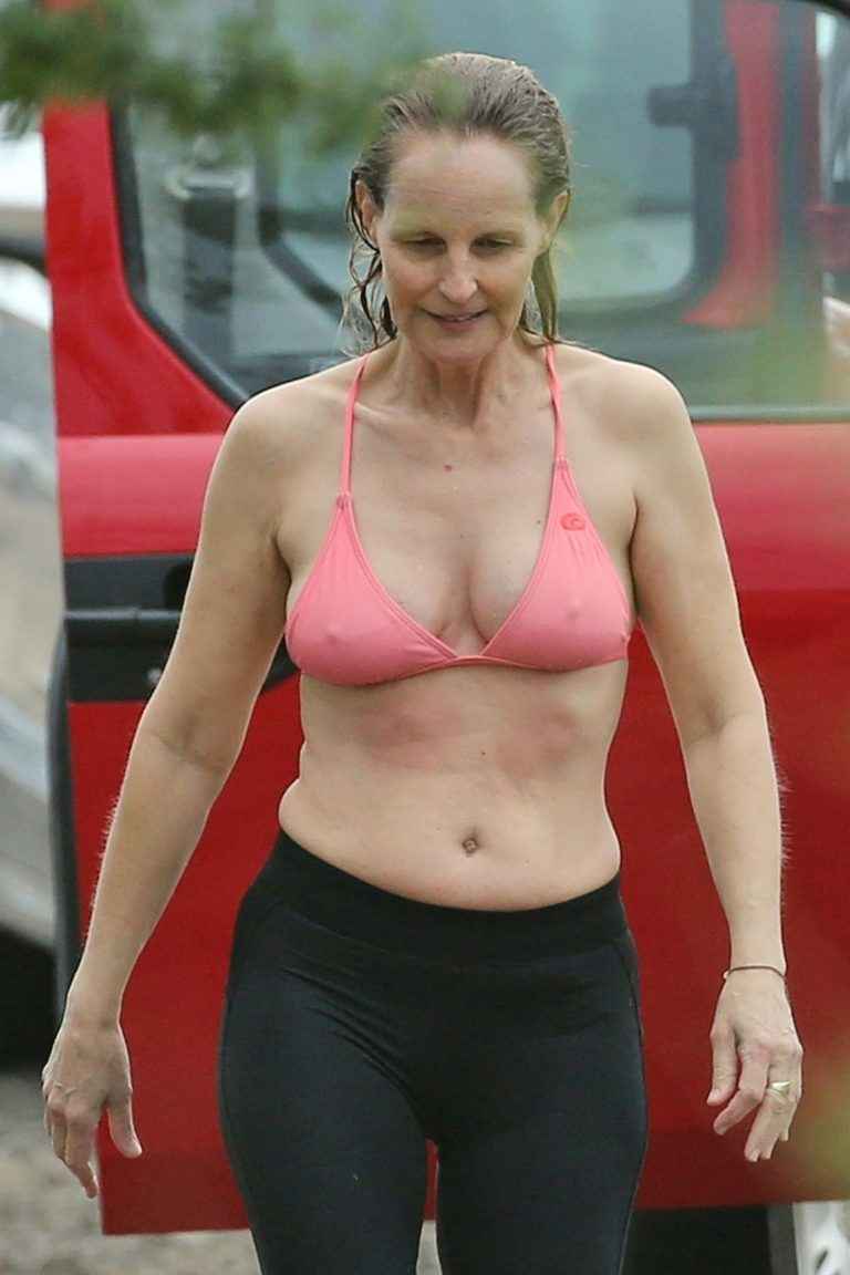 Helen Hunt porte un haut de bikini à Hawaii