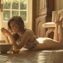 Kayla Jean Garvi à moitié nue dans Playboy