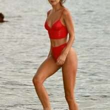 Kimberley Garner dans un bikini rouge
