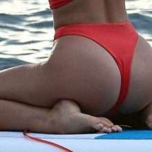 Kimberley Garner dans un bikini rouge