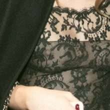 Lily-Rose Depp ose le chemisier transparent à Hambourg