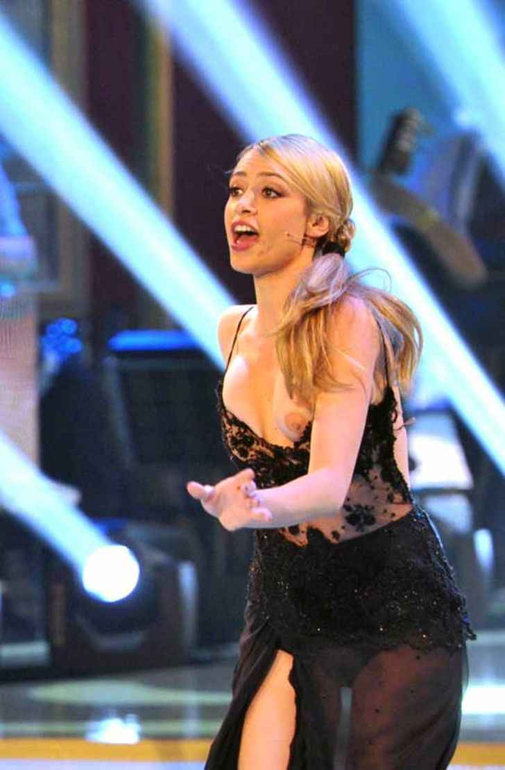 Oups, Martina Stella exhibe un sein nu