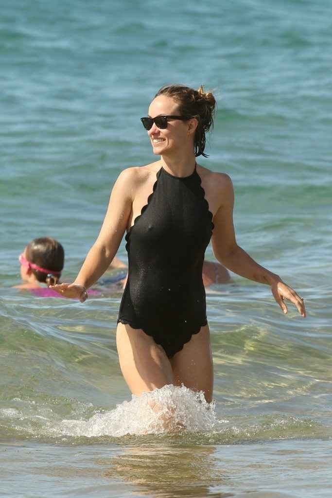Olivia Wilde dans un maillot de bain noir à Hawaii