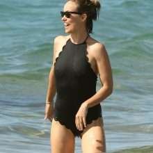 Olivia Wilde dans un maillot de bain noir à Hawaii