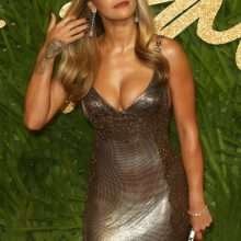 Rita Ora ouvre le décolleté aux Fashion Awards