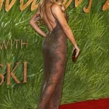 Rita Ora ouvre le décolleté aux Fashion Awards