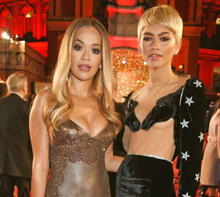 Rita Ora ouvre le décolleté aux Fashion Awards