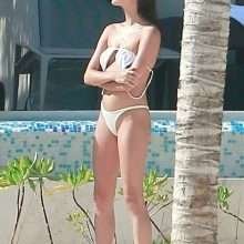 Sara Sampaio pose en bikini au Mexique