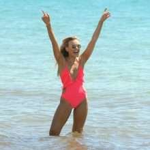 Tallia Storm en maillot de bain rose en Espagne