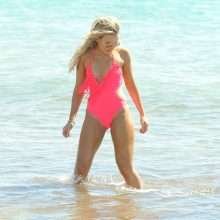 Tallia Storm en maillot de bain rose en Espagne
