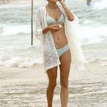 Alessandra Ambrosio dans un bikini bleu à Florianopolis