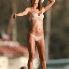 Alessandra Ambrosio, bikini et maillot de bain à Malibu