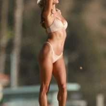 Alessandra Ambrosio, bikini et maillot de bain à Malibu