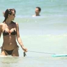 Alessandra Ambrosio dans un bikini noir au Brésil