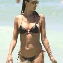 Alessandra Ambrosio dans un bikini noir au Brésil