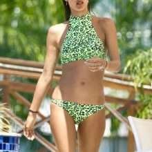 Alessandra Ambrosio toujours en bikini à Florianopolis