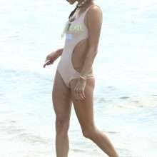 Alessandra Ambrosio en maillot de bain moulant au Brésil