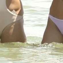 Alessandra Ambrosio en maillot de bain moulant au Brésil