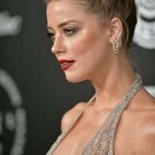 Amber Heard ouvre le décolleté sur ses petits seins à Santa Monica