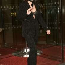Bella Hadid exhibe son soutien-gorge à Paris