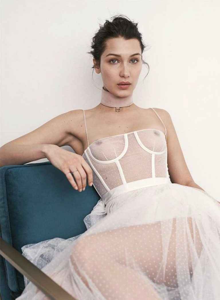 Bella Hadid seins nus par transparence