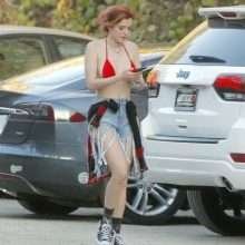 Bella Thorne dans un top de bikini à Hollywood