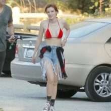 Bella Thorne dans un top de bikini à Hollywood