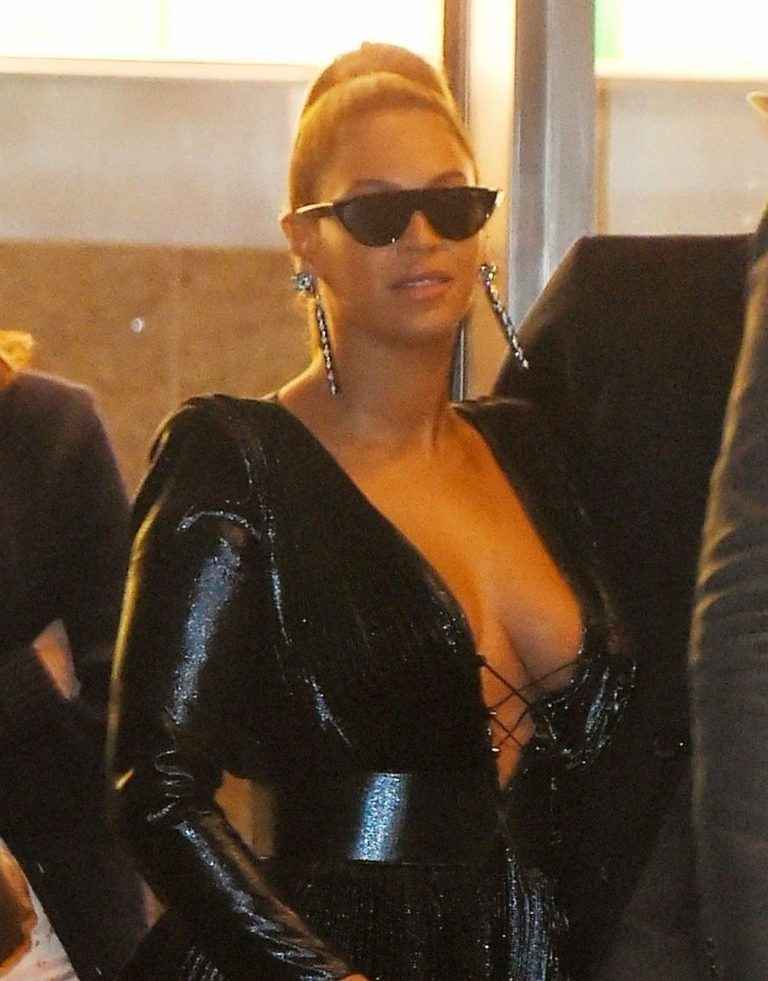 Beyonce exhibe son décolleté au World Trade Center