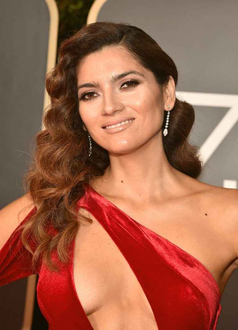 Blanca Blanco ouvre le décolleté aux Golden Globes