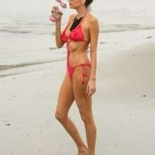 Blanca Blanco dans un maillot de bain rose à Malibu