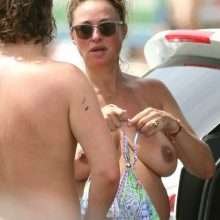 Camilla Francks seins nus à Bondi Beach