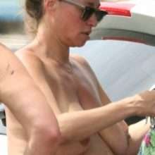 Camilla Francks seins nus à Bondi Beach