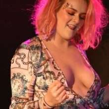 Grace Davies exhibe ses seins en concert