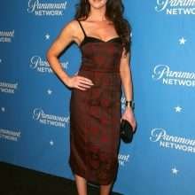 Jennifer Bartels exhibe son décolleté pour Paramount Network à Los Angeles