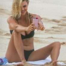Kelly Rohrbach, seins nus et bikini à Honolulu
