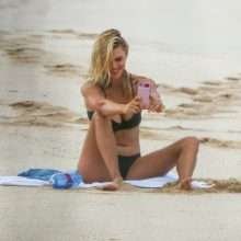 Kelly Rohrbach, seins nus et bikini à Honolulu