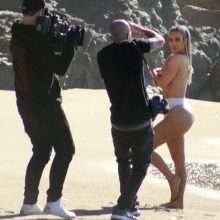Kim Kardashian les fesses à l'air à Malibu