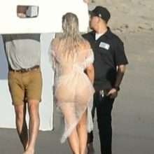 Kim Kardashian seins nus par transparence à Malibu