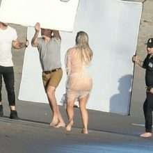 Kim Kardashian seins nus par transparence à Malibu