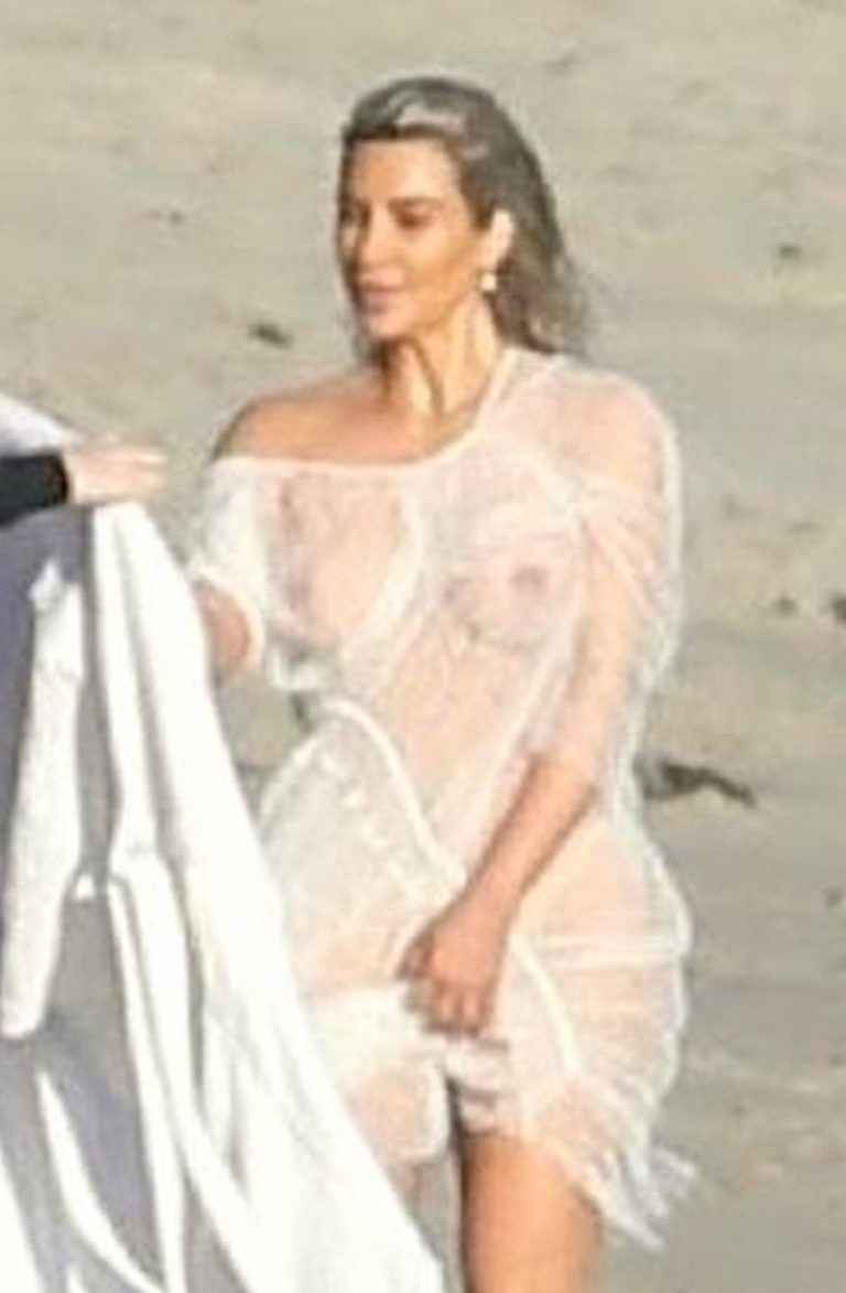 Kim Kardashian seins nus par transparence à Malibu