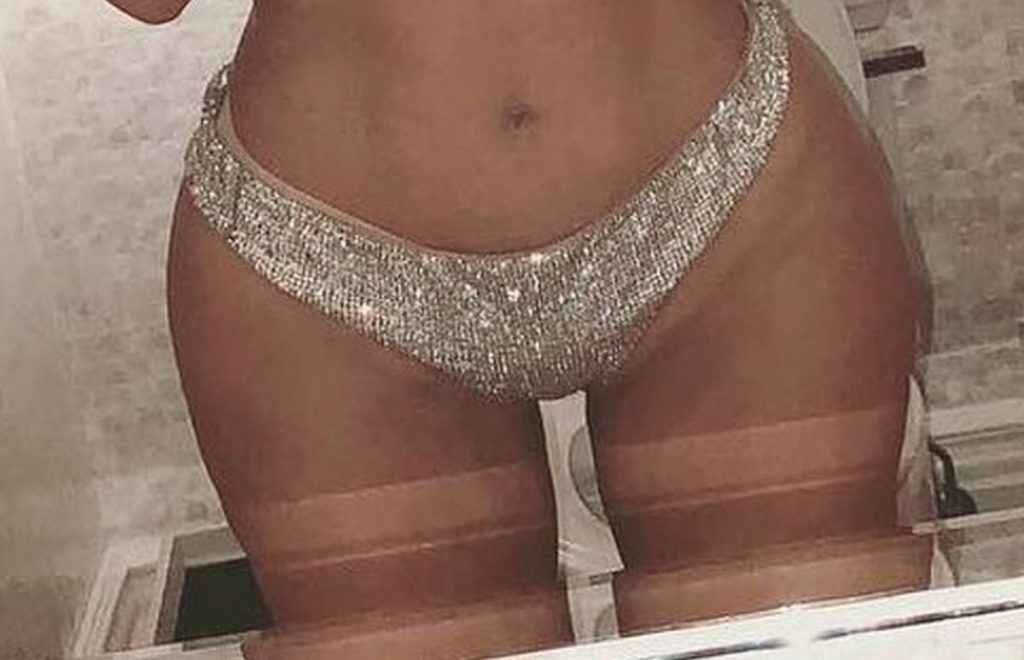 Kim Kardashian fait un selfie seins nus et en petite culotte