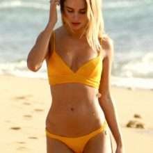 Kimberley Garner dans un bikini jaune