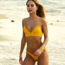 Kimberley Garner dans un bikini jaune