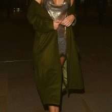 Kimberley Garner dans une robe très légère à Londres