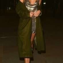 Kimberley Garner dans une robe très légère à Londres